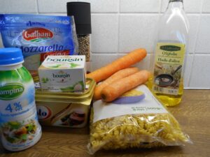 Ingrediënten voor pasta, chipolata en worteltjes