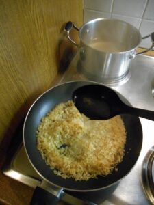 Bouillon bij de rijst doen